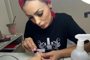 Andressa Urach publica foto trabalhando como manicure e fala em recomeçar