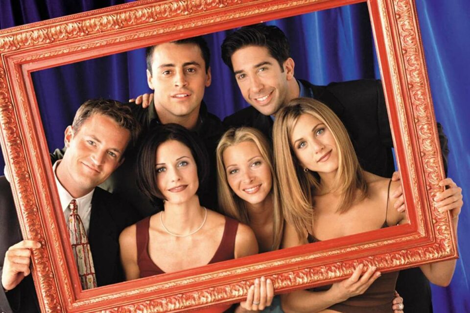 Roteiro de Friends encontrado em lixeira é vendido em leilão Material foi achado por empregado de estúdio onde episódios filmados