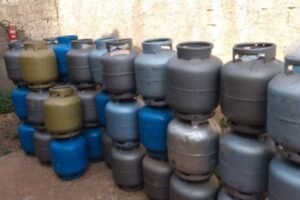 A Polícia Civil realizou uma operação para cumprimento de dois mandados de busca e apreensão nas cidades de Trindade e Aparecida - Polícia recolhe 42 botijões de gás em depósito que funcionava sem autorização
