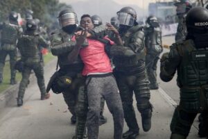 Colômbia tem madrugada marcada por protestos e manifestantes falam em 'massacre'