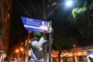 Sindicato diz que alteração de nome de rua para Paulo Gustavo vai gerar prejuízos Niterói instala placas com o nome de Paulo Gustavo em rua da cidade