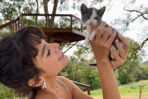 Bruna Marquezine mostra Mia, sua gatinha de estimação