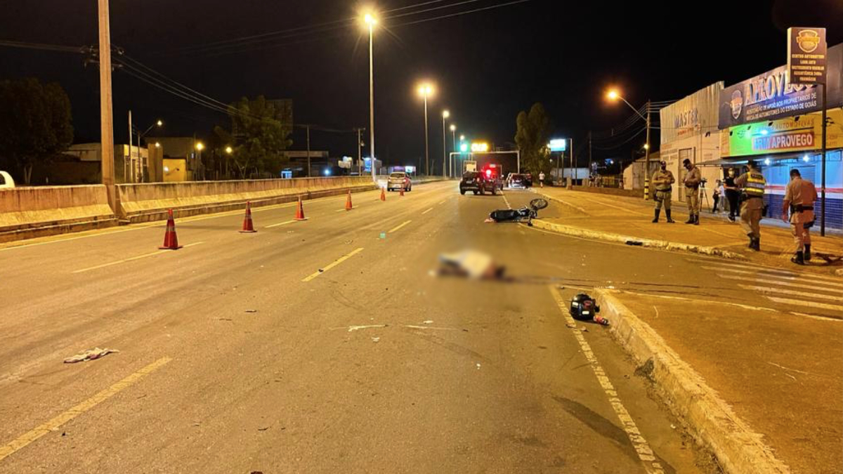 Motorista do carro teria se confundido com a sinalização e iluminação do local e acabou atingindo motociclista, que morreu