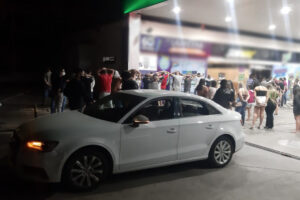 GCM flagra aglomeração em posto de combustível com mais de 100 pessoas, em Goiânia