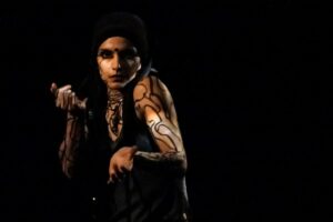 Premiado espetáculo 'Titiksha' faz sua primeira apresentação em Goiânia no Terça no Teatro