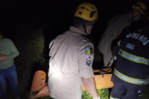Um jovem de 21 anos caiu de uma ribanceira de uma altura de aproximadamente oito metros, na cidade de Anápolis e ficou em estado grave