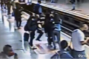 Momento em que homem empurra mulher na estação do metrô (Foto: Twitter/Reprodução)