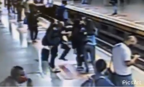Momento em que homem empurra mulher na estação do metrô (Foto: Twitter/Reprodução)