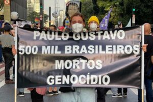 Mônica Martelli homenageia Paulo Gustavo; veja famosos nos atos contra Bolsonaro