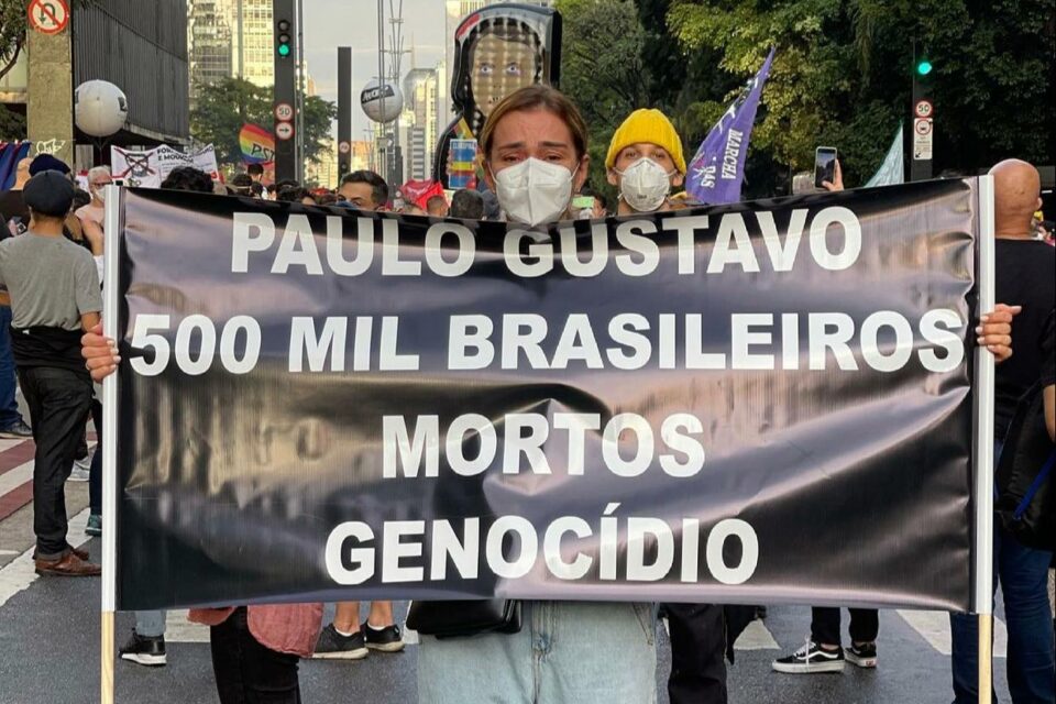 Mônica Martelli homenageia Paulo Gustavo; veja famosos nos atos contra Bolsonaro