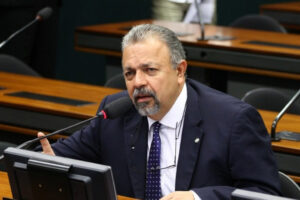 Deputado goiano quer suspender portaria que aumenta salário de Bolsonaro
