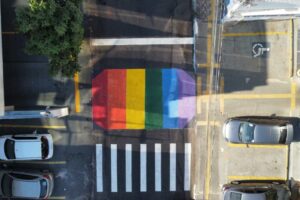 A Prefeitura de Goiânia pode recorrer da decisão que ordenou a retirada da faixa de pedestre com pintura de arco-íris colocada na capital. (Foto: Artur Dias/Mais Goiás)