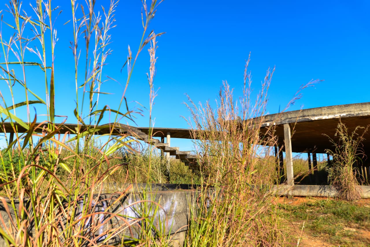 Abandono do Monumento às Nações Indígenas, em Aparecida (Foto: Jucimar de Sousa/MaisGoiás)