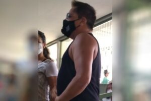 cantor Leonardo é vacinado contra Covid-19 em Goiânia