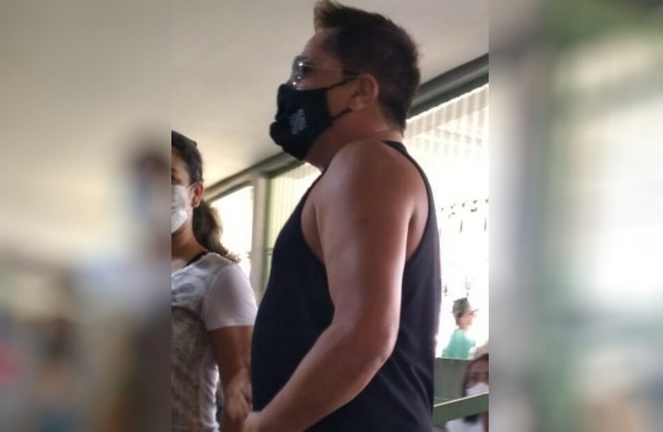 cantor Leonardo é vacinado contra Covid-19 em Goiânia