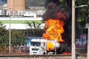Carreta com 25 mil litros de combustível explode em Minas Gerais