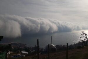 Nuvem gigante invade cidade na costa do Chile e espanta moradores; assista