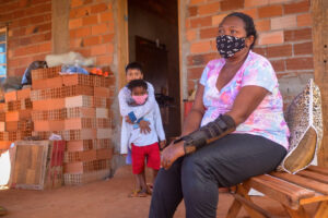 Janes Nascimento e os filhos de 4 e 9 anos. Ela é uma das mães sozinhas e desempregadas do país (Foto: Jucimar de Sousa / Mais Goiás)