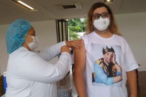 Marcus Majella recebe vacina contra Covid com camiseta de Paulo Gustavo