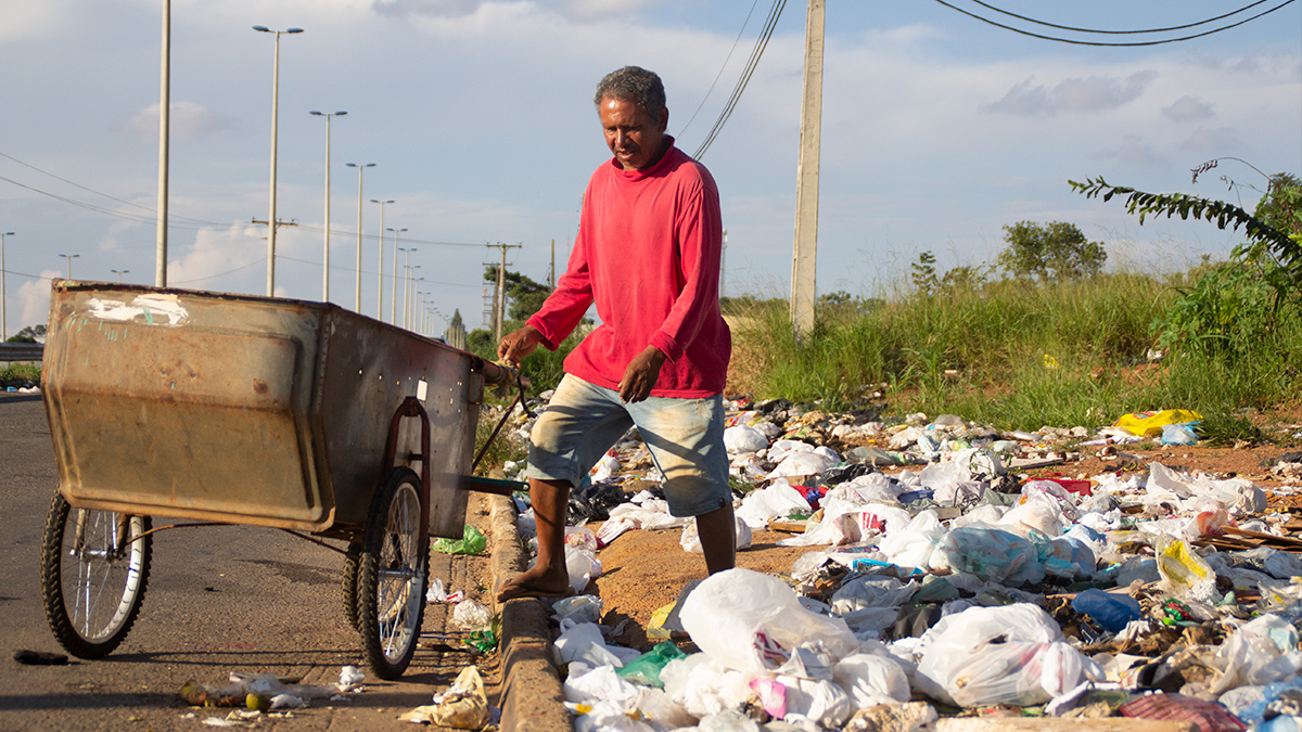 Catador de material reciclável (Foto: Igor Caldas/MaisGoiás)