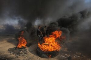 Israel bombardeia faixa de Gaza após ataques com balões incendiários