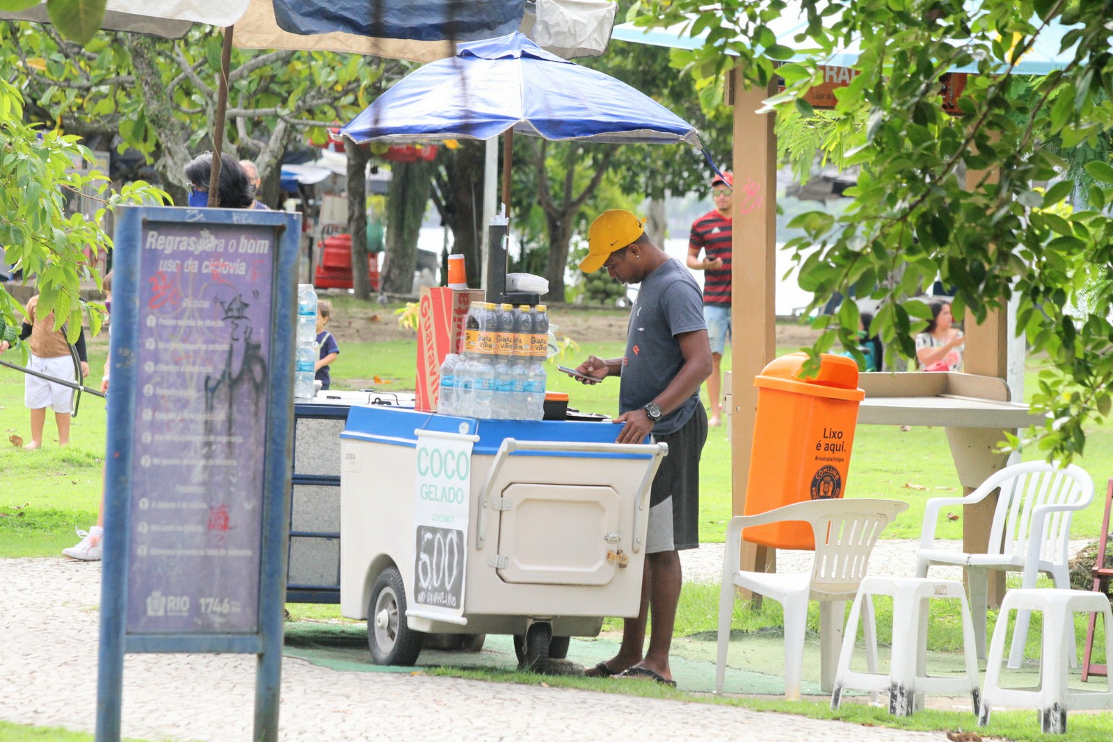 Ex-BBB Luan vende água de coco no Rio de Janeiro; fotos