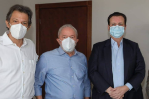Os petistas Fernando Haddad e Lula com o presidente do PSD, Gilberto Kassab, durante encontro em Brasília - Ricardo Stuckert/Divulgação