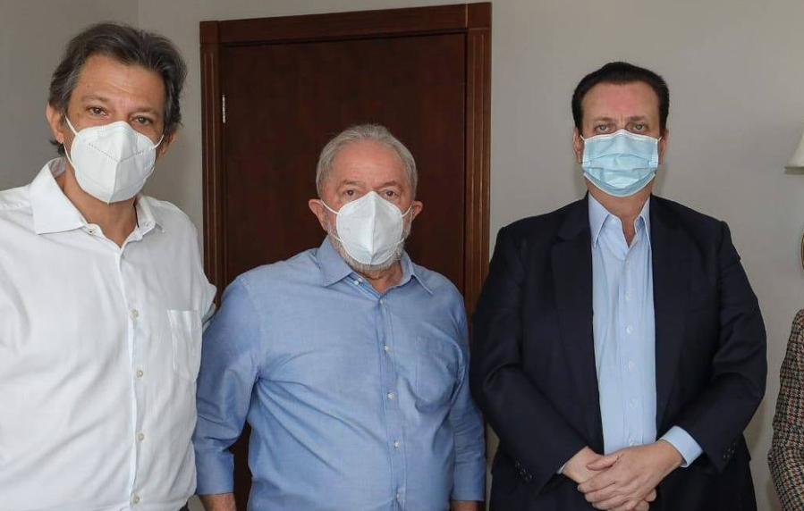 Os petistas Fernando Haddad e Lula com o presidente do PSD, Gilberto Kassab, durante encontro em Brasília - Ricardo Stuckert/Divulgação