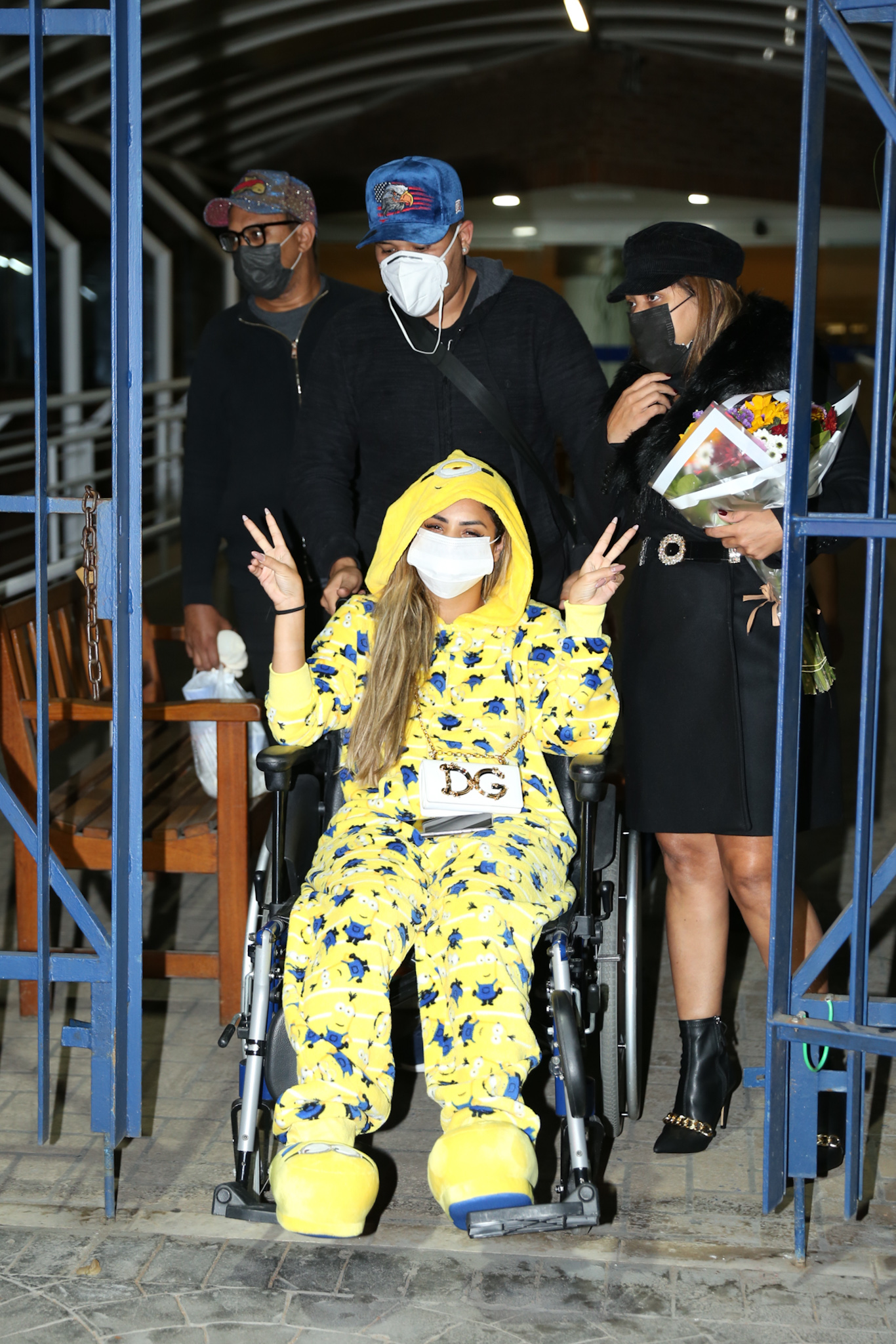 Lexa é fotografa saindo de hospital após cirurgia de emergência