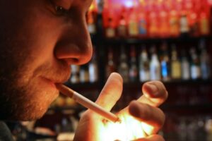 Levantamento da Universidade de Washington com fumantes de ambos os sexos mostra que quase 90% se tornam viciados antes dos 25 anos