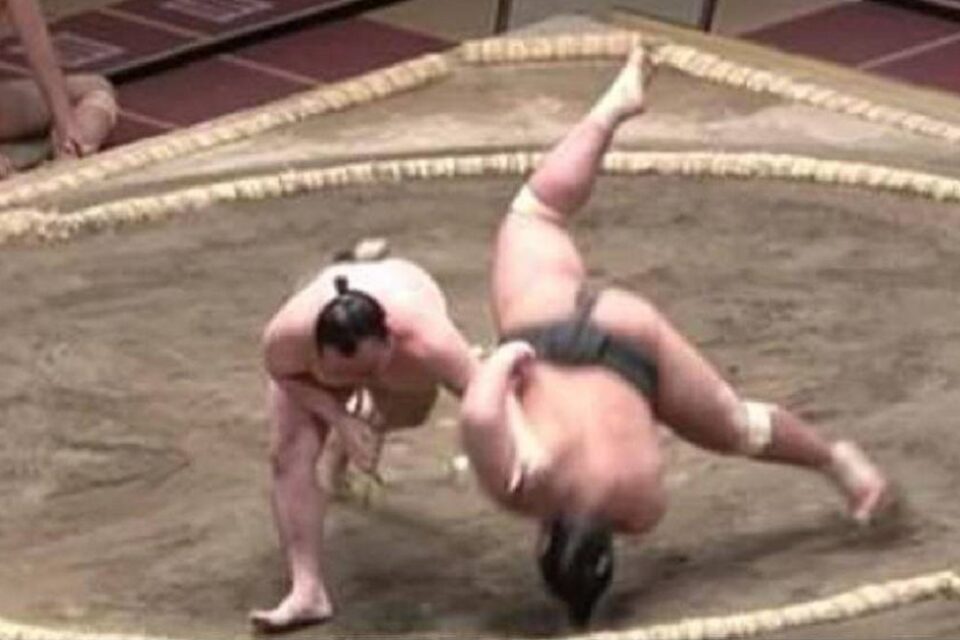 Vídeo mostra queda que levou lutador de sumô à morte; assista