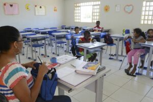 Cerca de 20% das vacinas contra Covid devem ser destinadas a professores de Goiás