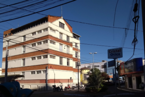Justiça condena hospital a indenizar homem que teve mão perfurada por seringa no lixo, em Anápolis