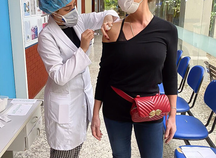 Luiza Brunet toma primeira dose da vacina