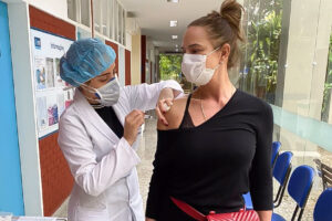 Luiza Brunet toma primeira dose da vacina