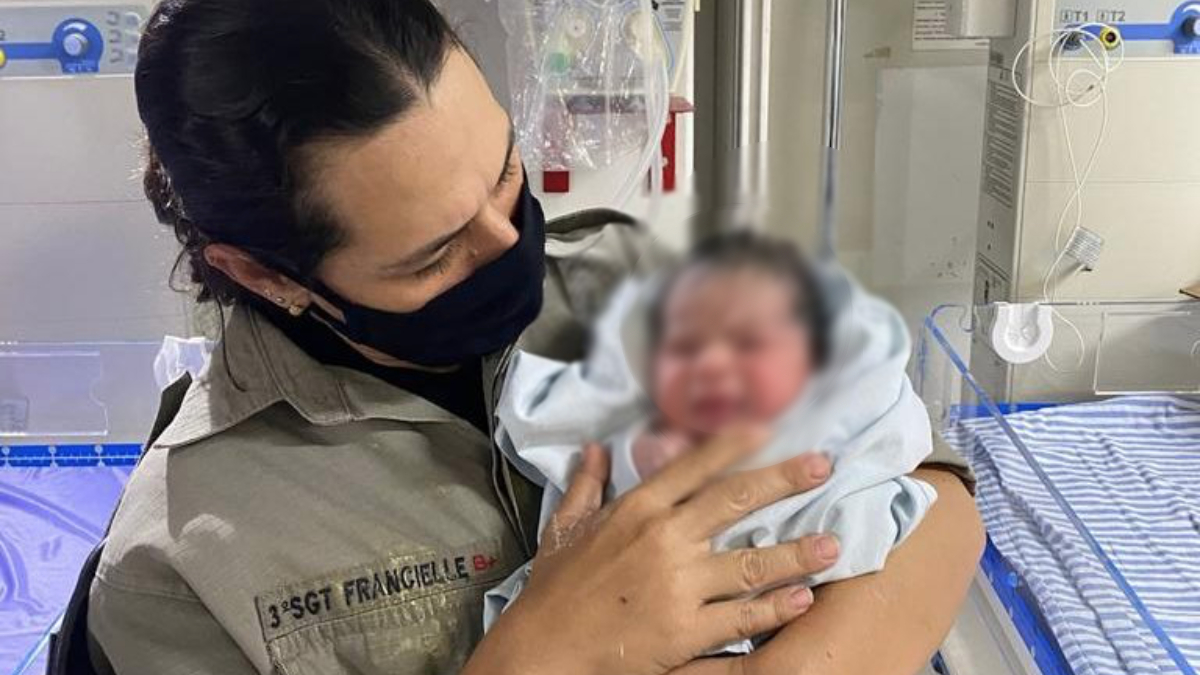 Uma policial militar ajudou a realizar o parto emergencial de uma mulher dentro de um carro de um motorista de aplicativo, em Anápolis