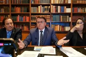 'Se encontrar ilícito, mete fogo', diz Bolsonaro em nova defesa das armas