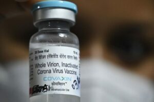 Após negar importação, Anvisa aprova terceira etapa de testes da vacina Covaxin