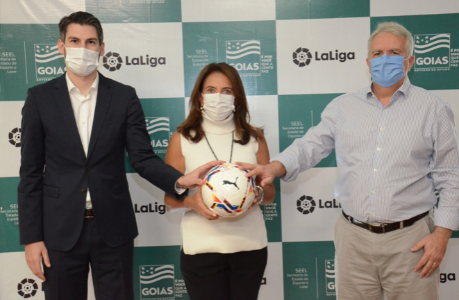 Albert Castelló, representante da LaLiga, primeira-dama Gracinha Caiado e secretário de Esportes, Henderson Rodrigues (Foto: Divulgação)