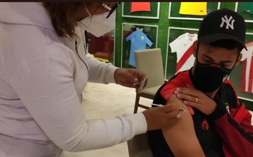 Atlético Goianiense se vacina contra covid-19 / Reprodução: Twitter @ACGOficial