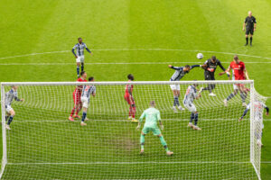Goleiro Alisson, do Liverpool, faz gol histórico de cabeça nos acréscimos