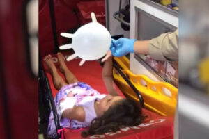 Na tentativa de acalmar a criança de 6 anos, o bombeiro improvisou um balão com uma luva, que alegrou a menina durante o resgate em Goiânia