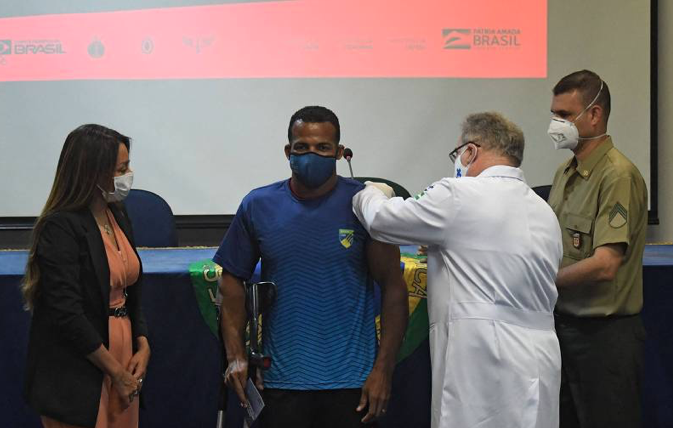Ministro Marcelo Queiroga aplica vacina no atleta paraolímpico Michel Pessanha - Mauro Pimentel/AFP