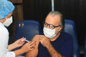 Ator Tony Ramos recebe segunda dose de vacina contra Covid