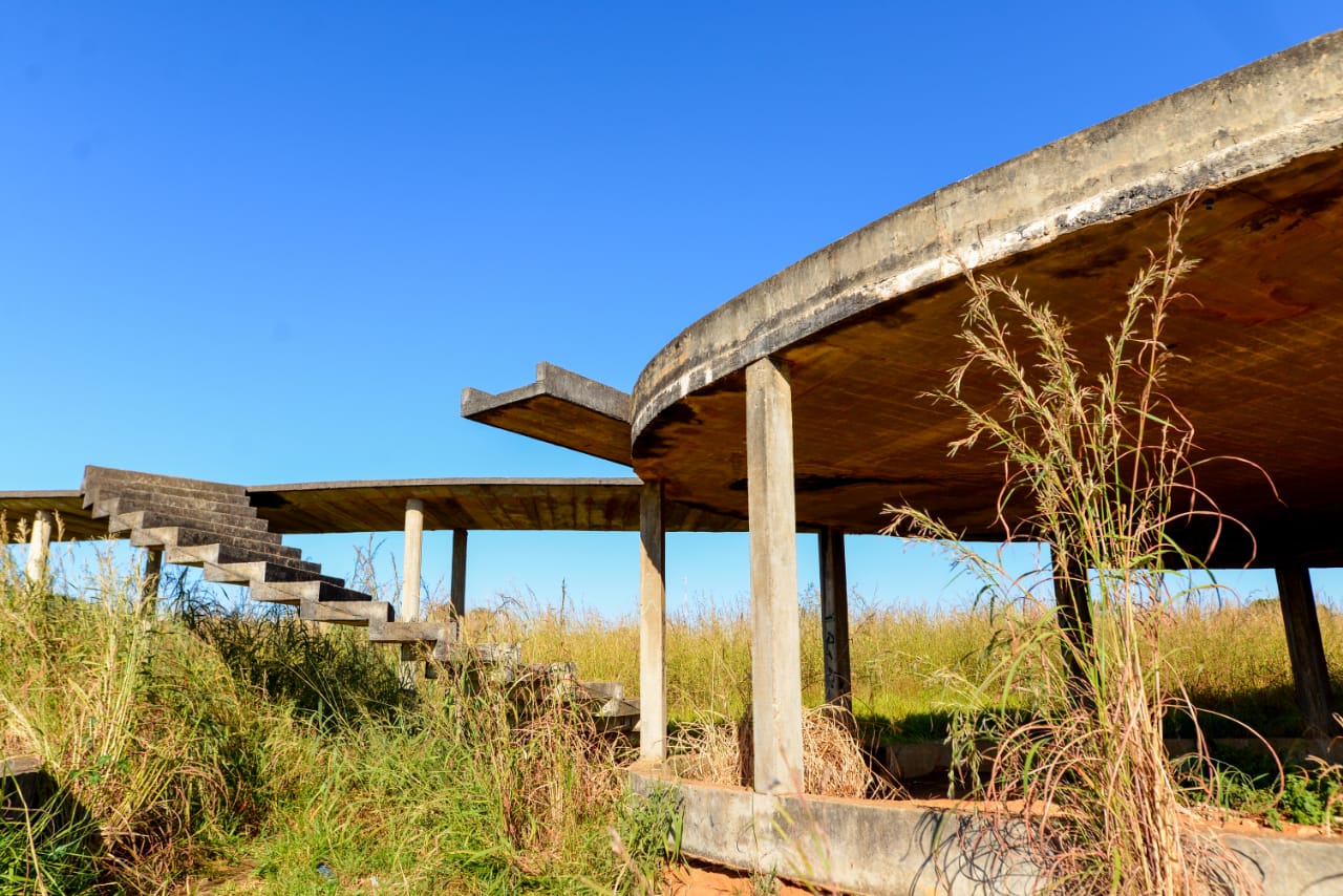 Abandono do Monumento às Nações Indígenas, em Aparecida (Foto: Jucimar de Sousa/MaisGoiás)