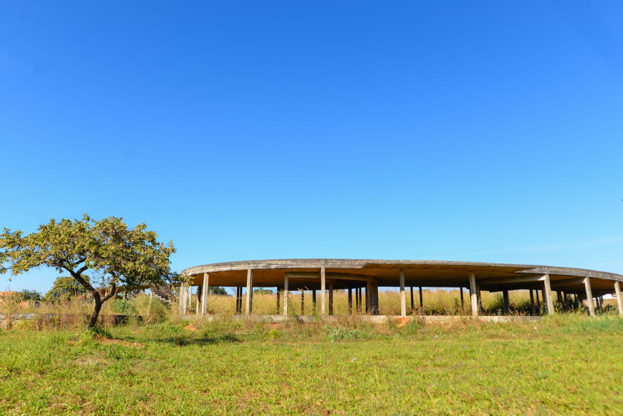 Abandono do Monumento às Nações Indígenas, em Aparecida (Foto: Jucimar de Sousa/MaisGoiás)