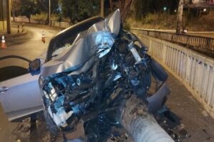 Um jovem, de 21 anos, ficou ferido depois de bater o carro que dirigia contra uma árvore na cidade de Itumbiara. (Foto: reprodução)