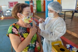 No primeiro dia de vacinação contra Covid-19 para pessoas sem comorbidades a partir de 59 anos, Goiânia imunizou 934 moradores da faixa etária (Foto: divulgação/Prefeitura)