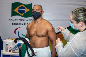Judoca paraolímpico Antônio Tenório é imunizado contra a Covid-19 no Centro de Treinamento do Comitê Paralímpico Brasileiro, em São Paulo - Alê Cabral/CPB