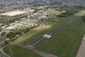 Vista do aeroporto Campo de Marte, com o bairro da Casa Verde ao fundo - Divulgação/Infraero